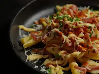 Batatas fritas recheadas com cobertura